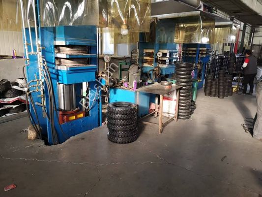 Goede prijs Stoomverwarmde massief rubberen landbouwvoertuigbanden vulkaniseerpersmachine met 200 ton druk en 0-999s vulkanisatietijd online